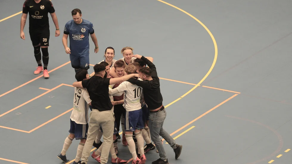 Mitt i segerhögen: IFK-målvakten Joakim Pettersson. Didrik Bohlin och Jonas Käck har lättare att hålla sig för skratt.