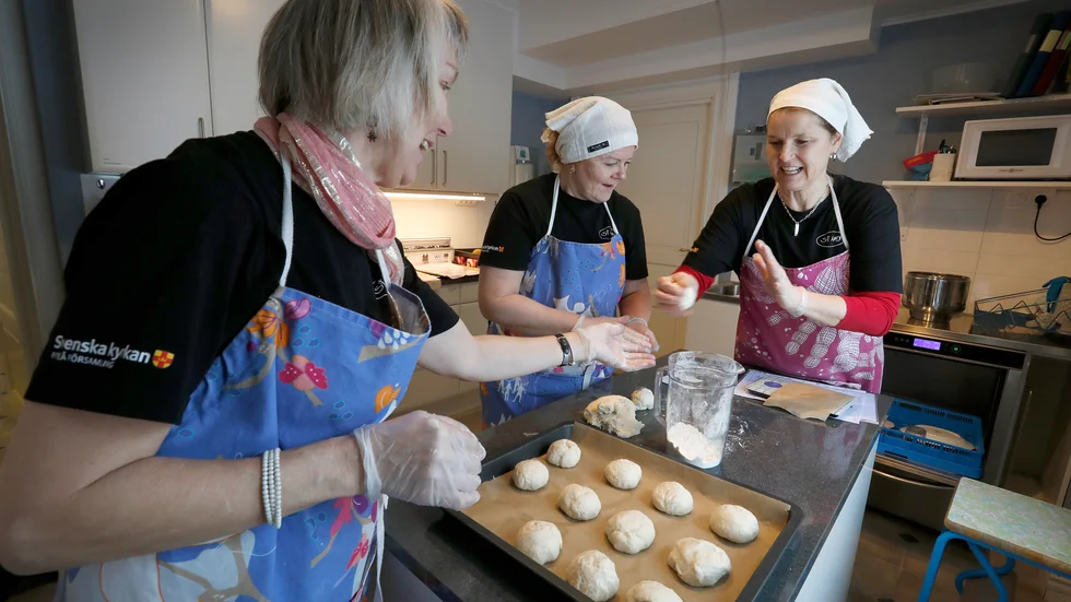 Full aktivitet i St Marys kök. Ulla Hedström, Catharina Grahn Isacsson och Åsa Lindhammar väger degen till semmelbullarna.