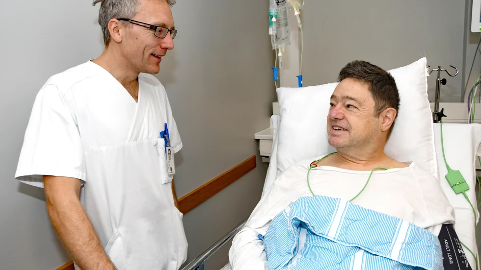 Överläkare Jan Viklund, ortopeden vid Piteå sjukhus, är nöjd med att köerna minskat i och med dagoperationerna. Här ser han till patienten, en nöjd Hansi Gelter, naturguide som kan åka hem redan samma dag som operationen.
