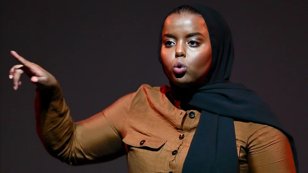 Rappoeten Farhiya Feysal vann Ortens bästa poet 2018. I spoken wordföreställningen ”Reflekterad olydnad” berättar hon om liv, rötter och makt. 