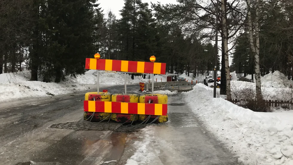 Ett läckage på en vattenledning efter Knöppelåsvägen upptäcktes på natten mellan lördag och söndag. På måndagen var läckan fortfarande inte hittad.  