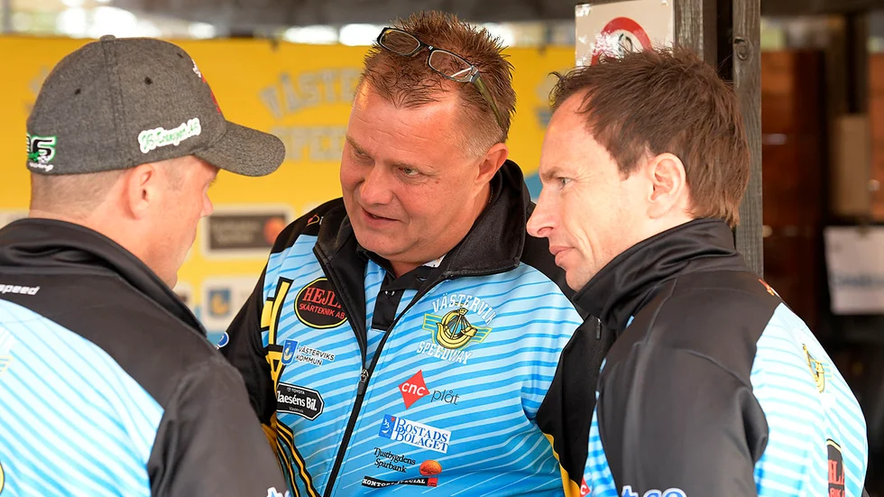 Lagledaren Morgan Andersson i samtal med Peter Ljung och Rune Holta. Två förare som måste lyckas om Västervik ska kunna ta sig till SM-final.