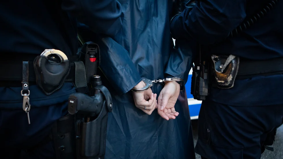 En man sitter anhållen misstänkt för vapenbrott. 