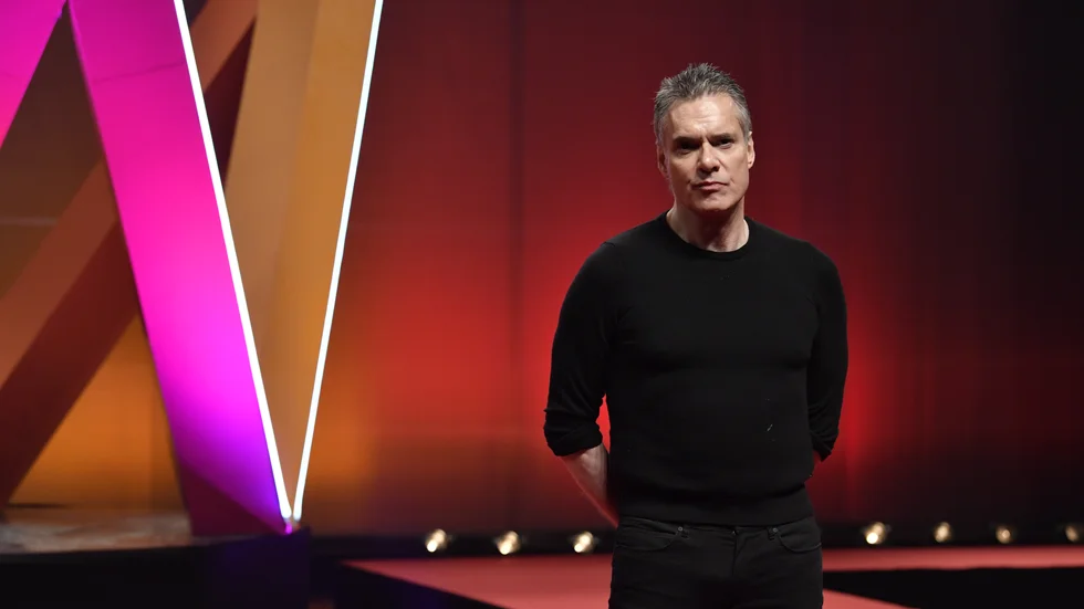 Thorsten Flinck diskades i Melodifestivalen. Nu ska ha spela teater i Torshälla. 