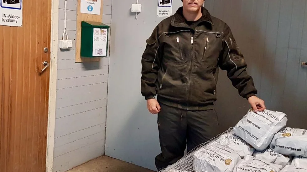 Bilar brann på parkering under natten.
