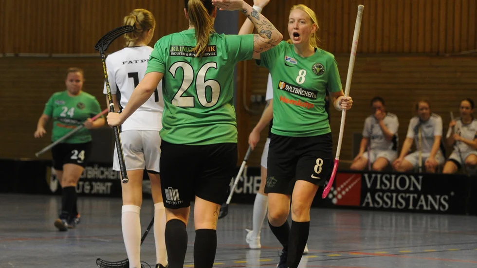 Där satt den! Sofia Mild passade fram Lizette Hägglöv till 6–5, firade målet och sedan segern.