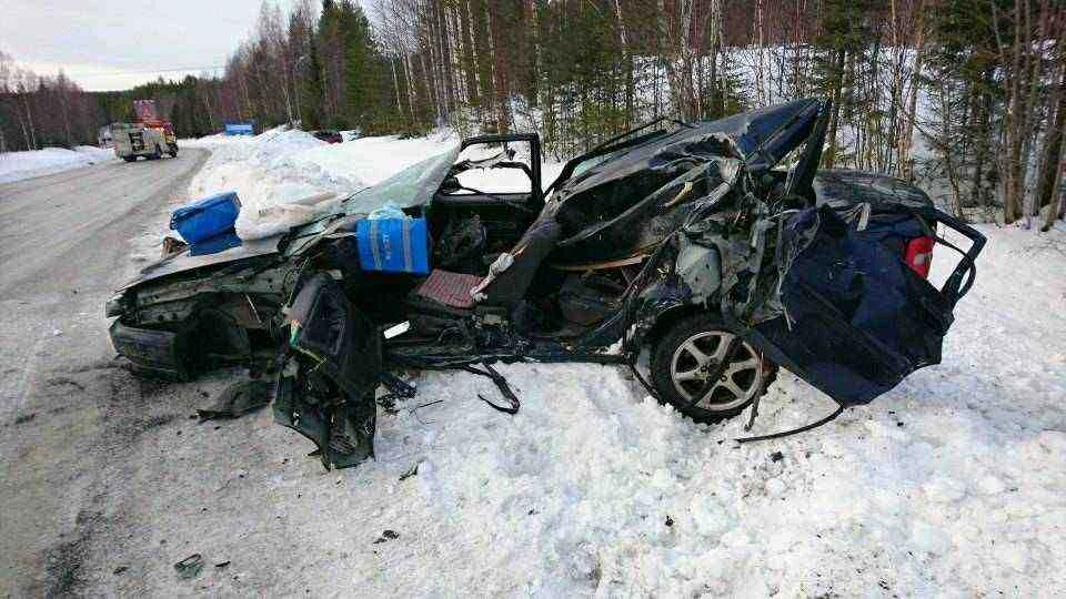 Bilen som den 85-årige föraren färdades i blev totaldemolerad när han kraschade in i trailersläpet. (Arkivbild)