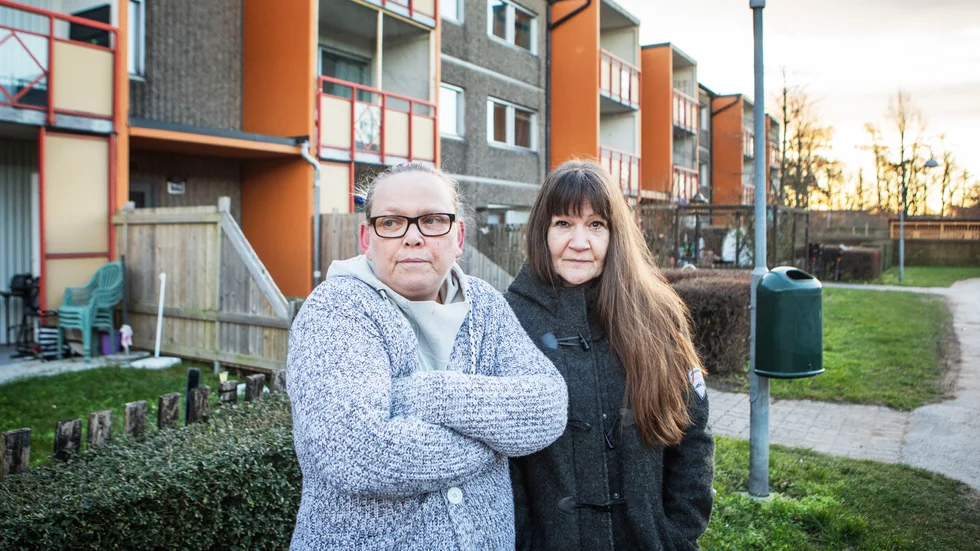 Ammis Carlsson och Carina Eskelin delar innergård med den trappuppgång som undersöktes av polisen efter det misstänkta mordet.