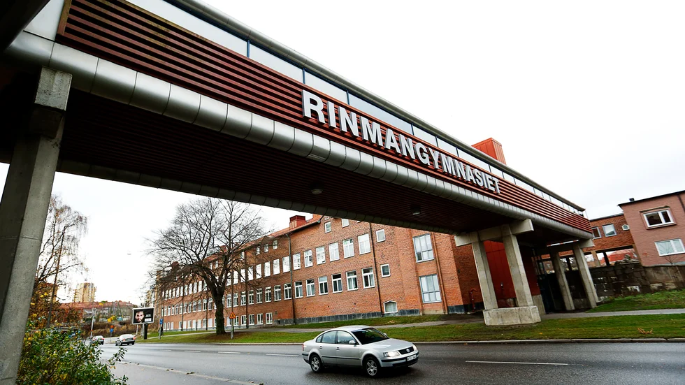 Insändarskribenten menar att eftersom det har kunnat pågå under många år är det de högsta cheferna som bär ansvar för det som hände på Rinmangymnasiet.