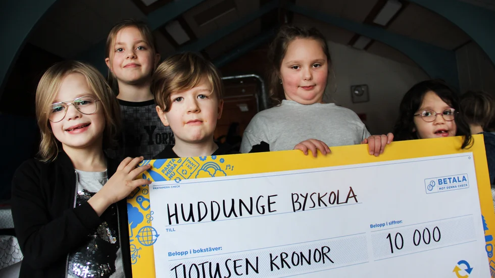 Zakk Ekman, Emilia Larsson, Eskil Wanre Kullgren, Astrid Olsson och Ida Ludvig tog emot check och lussebullar med glädje och stolthet.