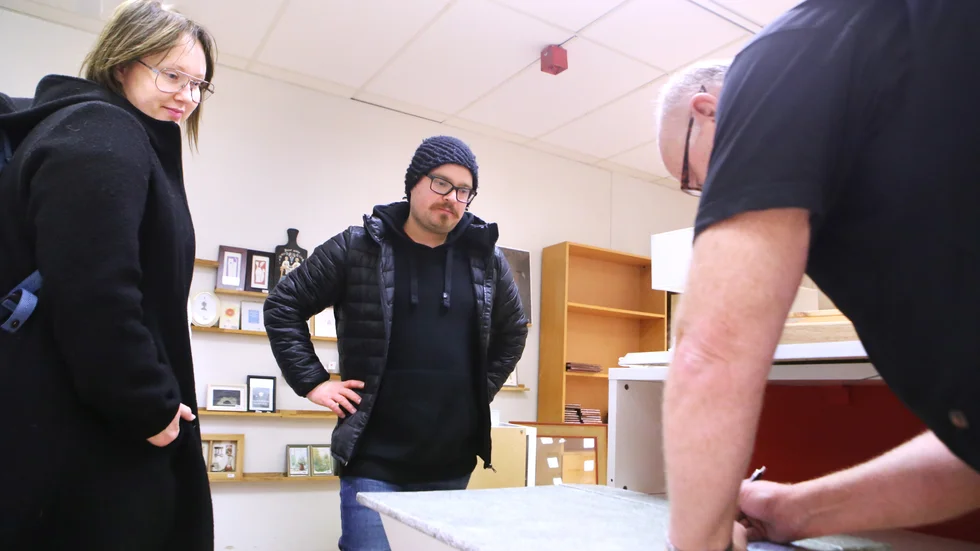Pontus Wretling och Karin Jakobsson hittade en gammal skolbänk i fint skick för under 50-lappen. 