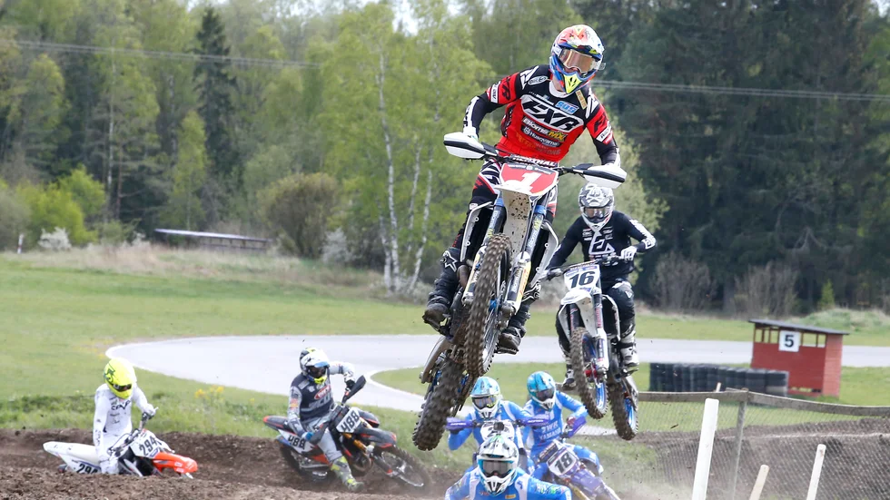 Filip Bengtsson, här på crosscykeln, kom tvåa i andra deltävlingen av vintercupen i enduro. 