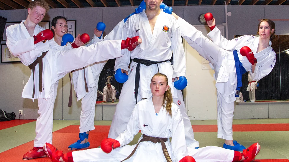 Motala sportkarates tränare Alexander Gomez och Gottfrid Tiderman, Sophie Bao-Bednarski, Elvira Winell och Isabelle Grahn jagar i helgen nya SM-medaljer. 
