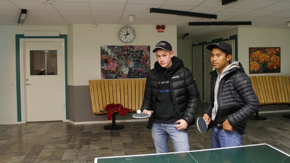 William Lindqvist och Banyawat Khongkla spelar gärna bordtennis när de besöker Åkers fritidsgård.