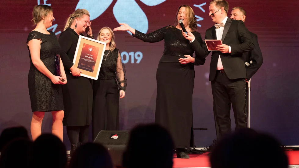 "Det skulle aldrig gå utan mina fantastiska medarbetare", säger Matilda Eklund som hade majoriteten av sina anställda med på scenen för att ta emot utmärkelsen som bästa småföretag.