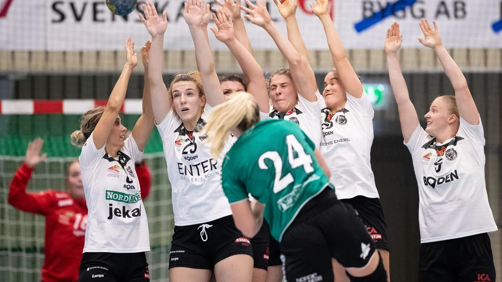 Här skjuter Önnereds Maja Eriksson det avgörande målet i slutsekunderna av premiärmatchen mot Boden Handboll. 