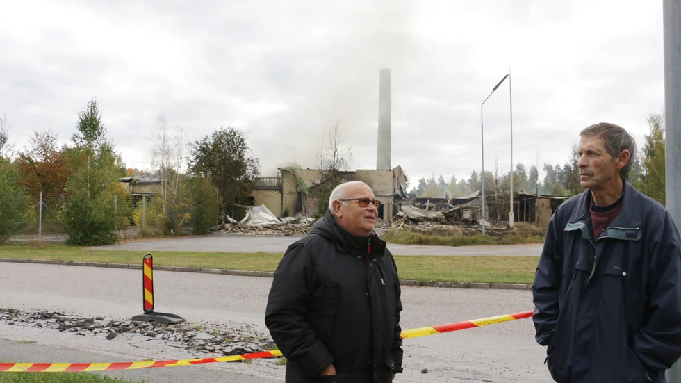 Kalle Wingsäter och Anders Larsson har många minnen från slakteriets glansdagar och de hade mycket att prata om när de möttes utanför avspärrningarna.