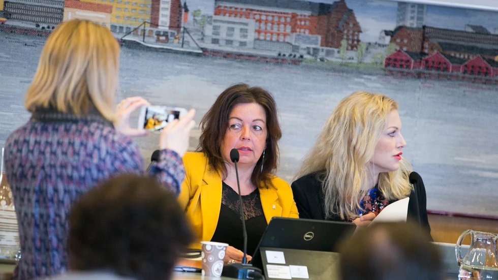 Skolchef Maarit Enbuske, med bun-ordförande Emma Engelmark till höger, lägger planerna på att stänga skolor i sörbyarna på hyllan. "Kalkylerna är för osäkra, jag kan inte stå för att det hade blivit en effektivisering överhuvudtaget", säger hon.