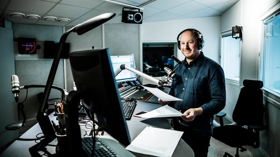 Daniel Klaar i Ekots studio i radiohuset i Stockholm. "Det är det bästa som finns när det kommer en enradare från telegrambyrån om något som hänt i Sverige eller världen och se maskineriet gå igång."