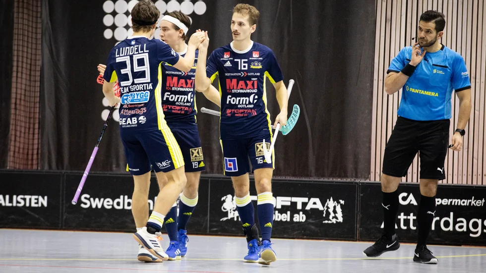 Markus Jovic (nummer 76) slog till med tre mål när Visby IBK besegrade Höllviken. 