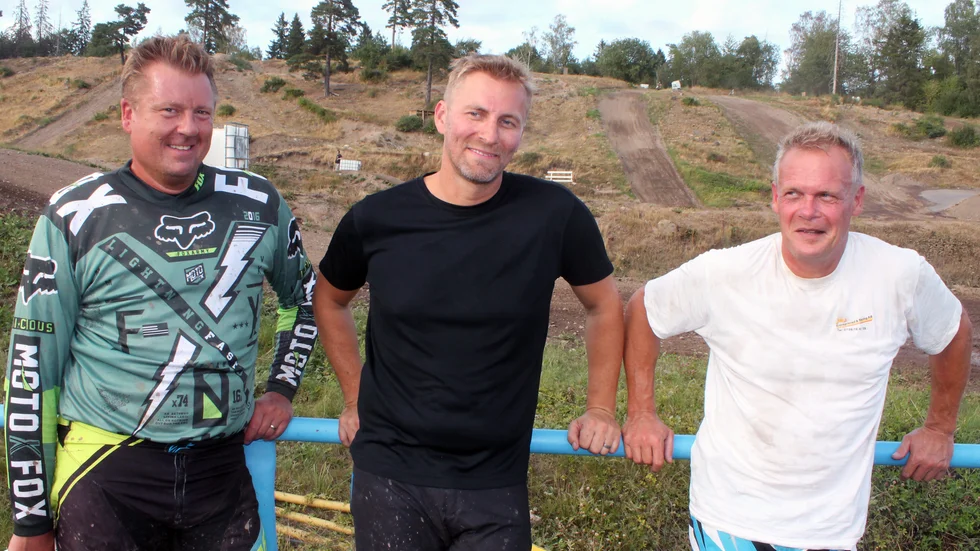 Hans Nilsson, ordförande i SMK Motala cross, menar att klubben vill göra åtgärder för att det ska vara så lite buller som möjligt. Här är Nilsson flankerad av Magnus Sattler och Jonas Eriksson.