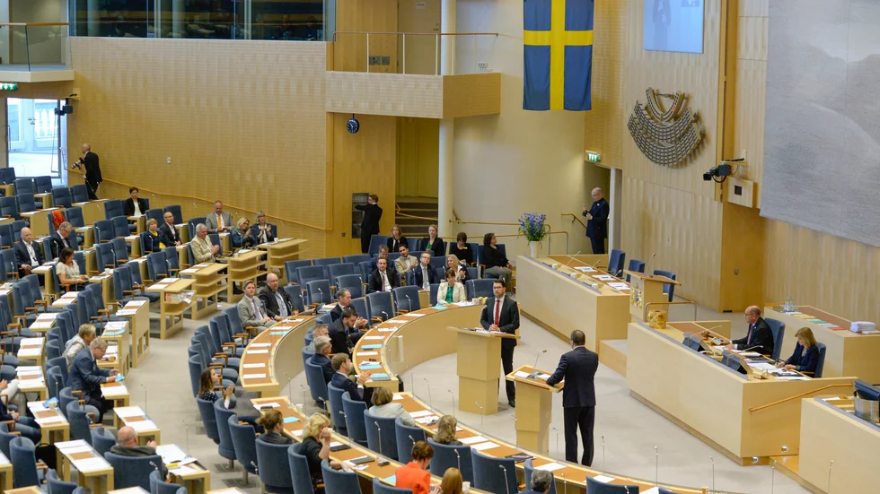 Insändarskribenten  menar att det är konstigt att delar av den verklighet som "vanligt folk" lever i. Kan verka så frånvarande för många av de förtroendevalda politikerna.