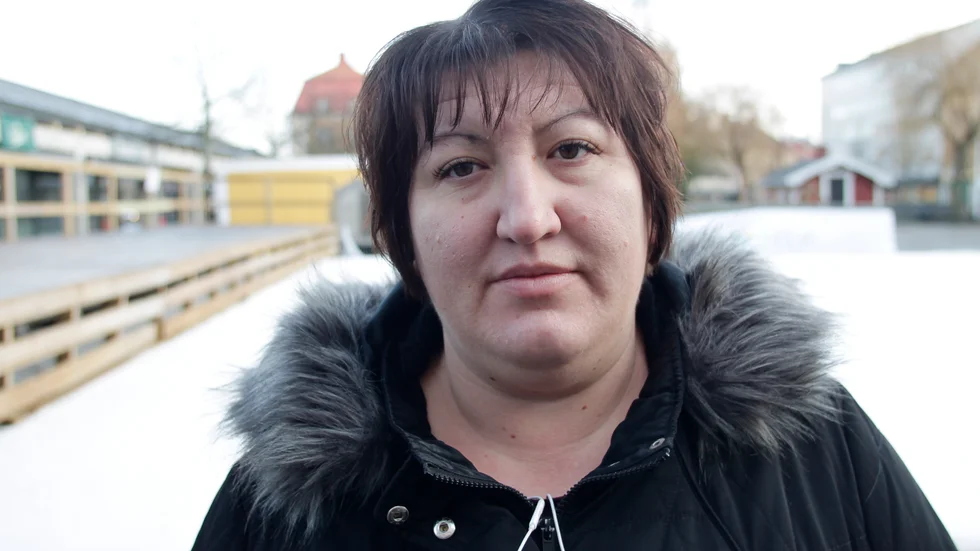 Mirela tycker att elcykelstölden känns olustig och tänker sig att tjuven hållit koll på hennes tider. 