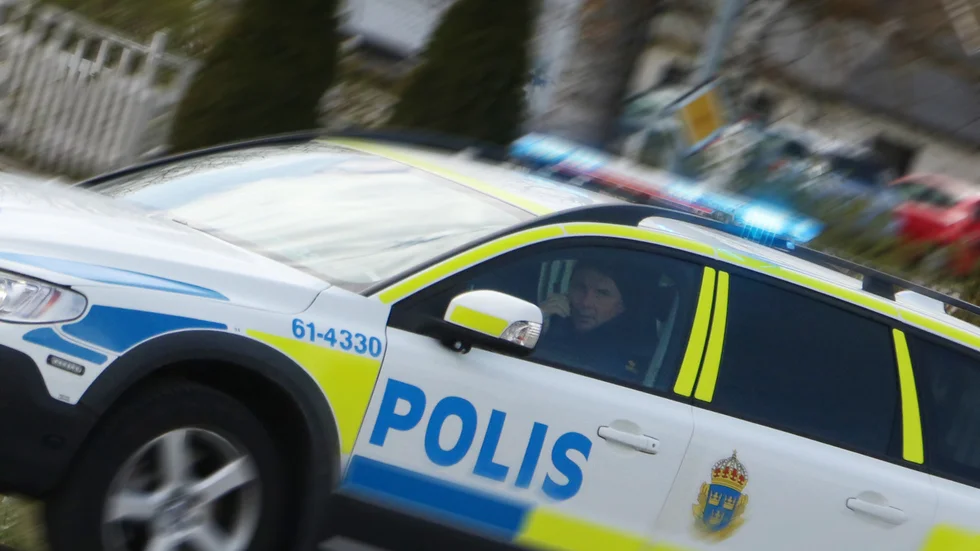 En kvinna i 90-årsåldern fick besök av en okänd man, men denne lyckades inte ta sig in. Händelsen är polisanmäld.