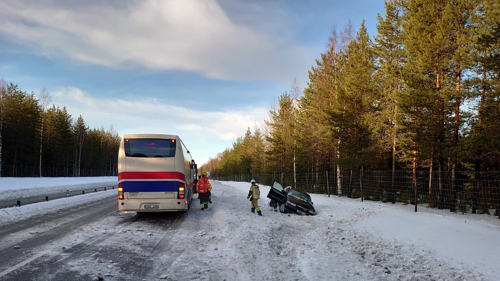 En personbil voltade och hamnade i diket efter att den touchat i bussen vid omkörning.