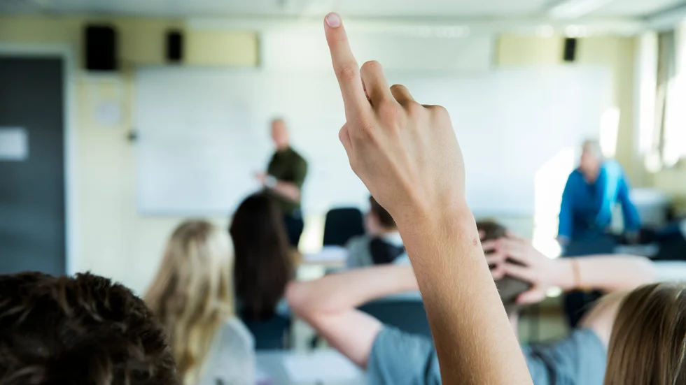 Insändarskribenten är kritisk till de fördyrade kostnader för bygget av nya Järvenskolan.