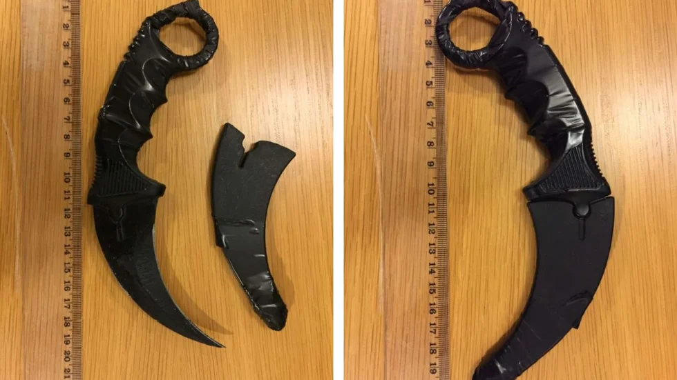 48-åringen var beväpnad med denna kniv, som av polisen betraktas som gatustridsvapen. 