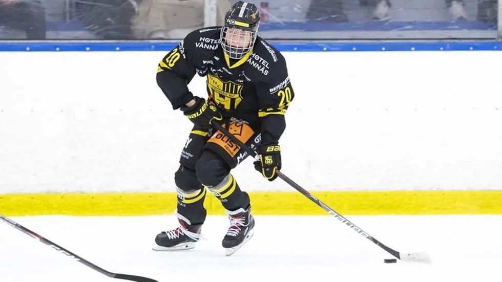 "Förhoppningen är förstås att han så småningom ska kunna ta klivet upp i SHL", säger Urban Wikberg om Oscar Tellström.