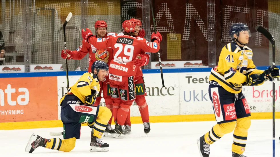 Calle Åsell har just gjort 2-1 till Almtuna mot Södertälje i en långdragen match som avgjordes på straffar, deta efter många och långa turer.