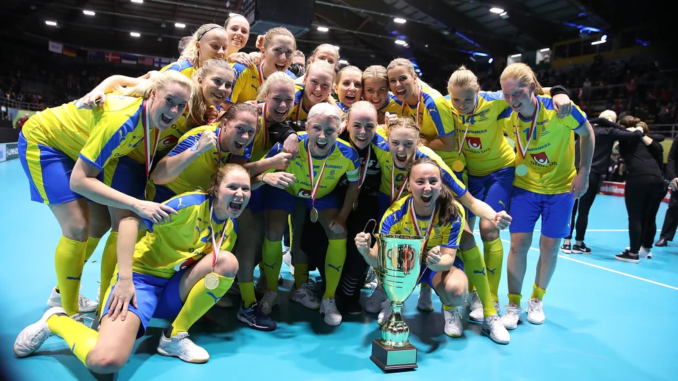 Det svenska guldlaget poserar med beviset på att de är bäst i världen. Sirius Klara Molin precis bakom lagkaptenen Anna Wijk.