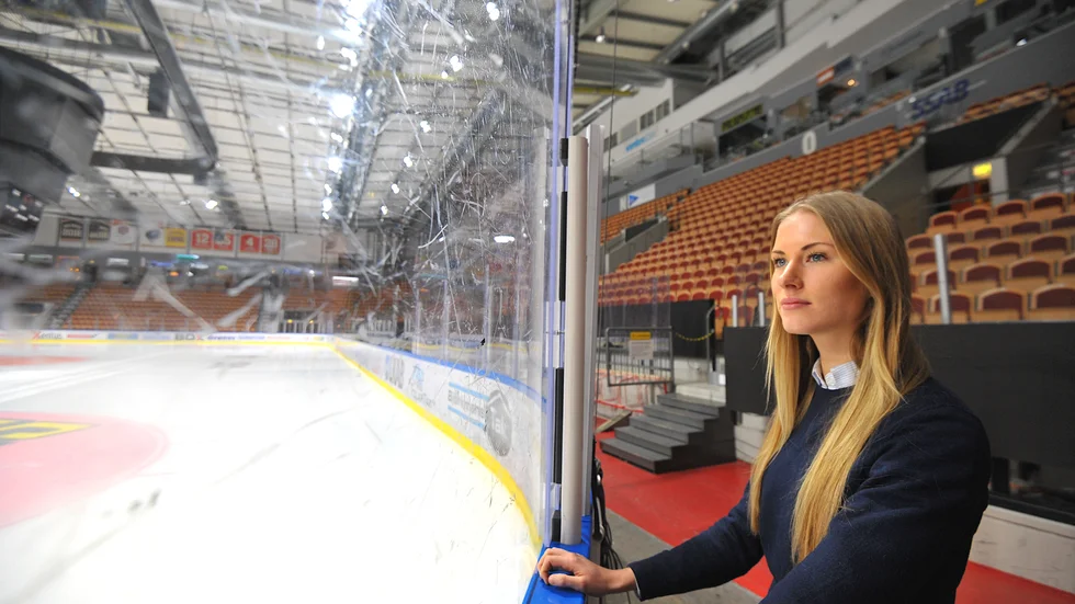 Anna Hammar satsar hårt på sitt domarjobb. Målet är att få döma OS i framtiden, men också att kvalificera sig för att döma Hockeyallsvenskan.