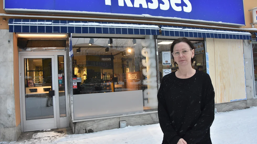 "Det är en person som har krossat rutan till restaurangen, krypit in och tyckt att han var lite hungrig. Han hade börjat plocka fram mat och hade börjat  äta", säger Kicki Holmström, ägare av Frasses i Boden.