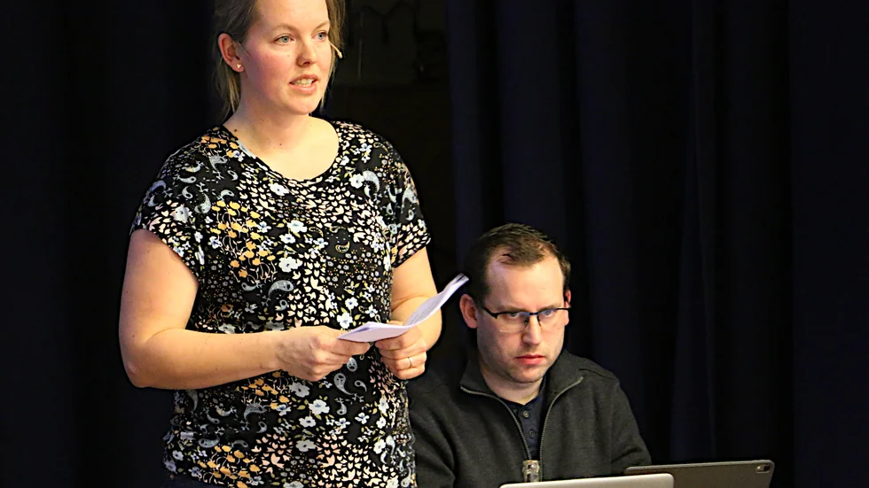 Midvintershowens ensemble. Från vänster bakre raden: Jonas Hellman Driessen, Tomas Isacsson, Maria Pontén, Roger Storm, Kristine Gulbrandsen, Kalle Nyman. Främre raden: Karin Paulin och Josef Törner. 