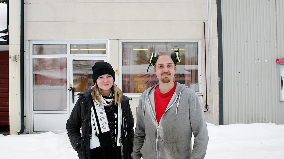 Carina Andersson, Annelie Tapper och Sebastian Rosenberg fyller julsäcken med paket som ska lämnas till Stadsmissionen.