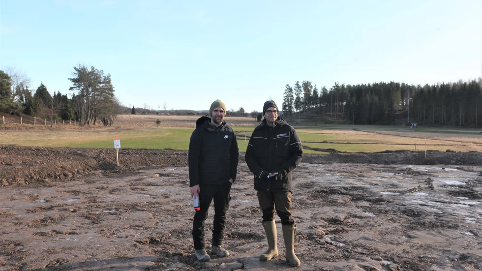 Här håller Strands Golfklubb på att anlägga ett nytt hål. Nick Potter och Johan Benestam lägger ner åtskilliga timmar på banprojektet.