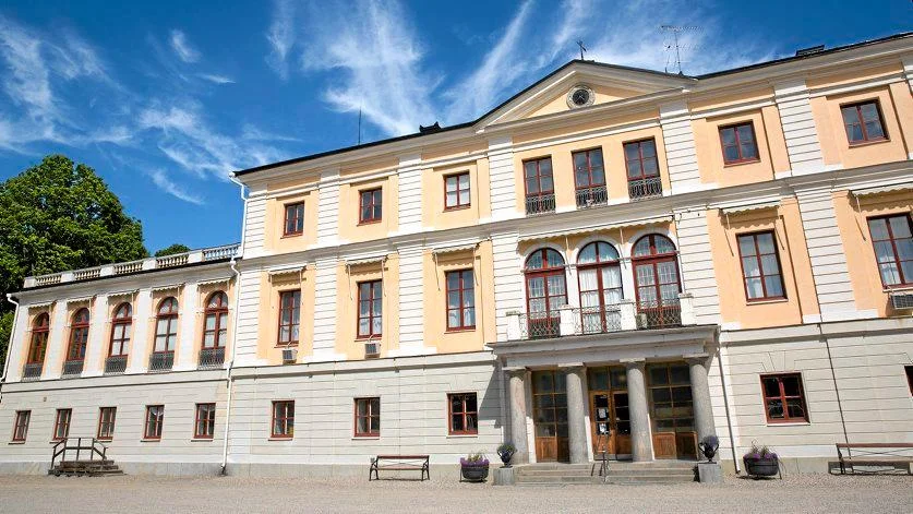 Kuriren för 100 år sedan: I en stor auktion på Säfstaholms slott ska inventarier gå under klubban. Bland utropen finns bland annat två fåtöljer "tillverkade av fångar å ön Ceylon".