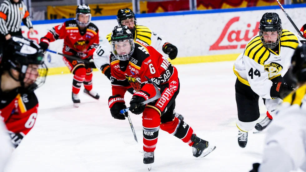 Jenni Hiirikoski var inblandad i heta dueller mot Brynässpelarna.
