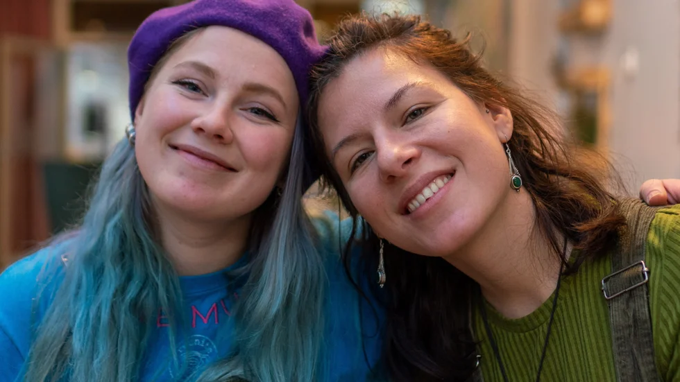 För Moa Berglund och Agata Puciato var det självklart att ta tåget. "Tåg är det bästa miljöalternativ för att resa", förklarar Agata.