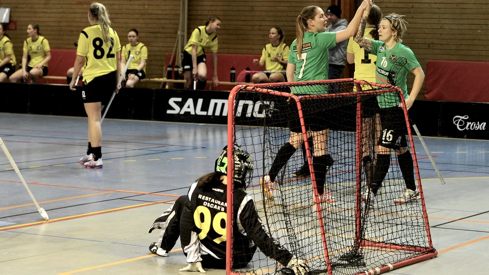 Josefin Dahlander fick första och sista ordet och målet. Här firad av Stephanie Frögren Sjöström.