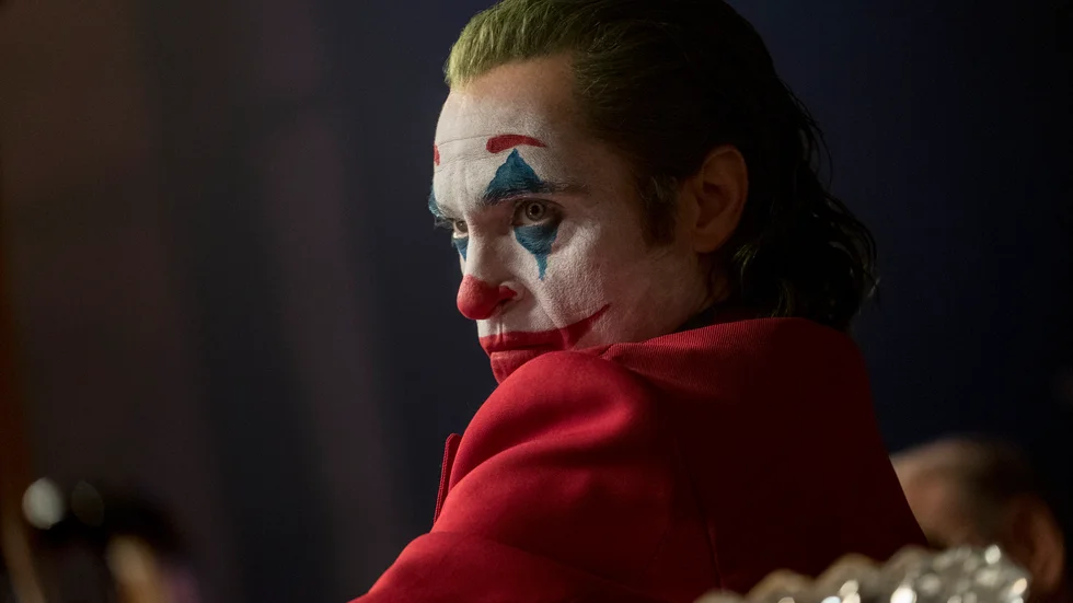 Joaquin Pheonix briljerar i rollen som Arthur Fleck i Todd Phillips "Joker" – en av decenniets absolut bästa filmer.