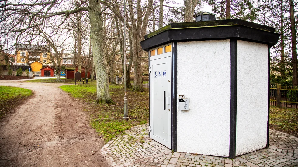 Dagens toalett strax utanför norra entrén till botaniska trädgården.