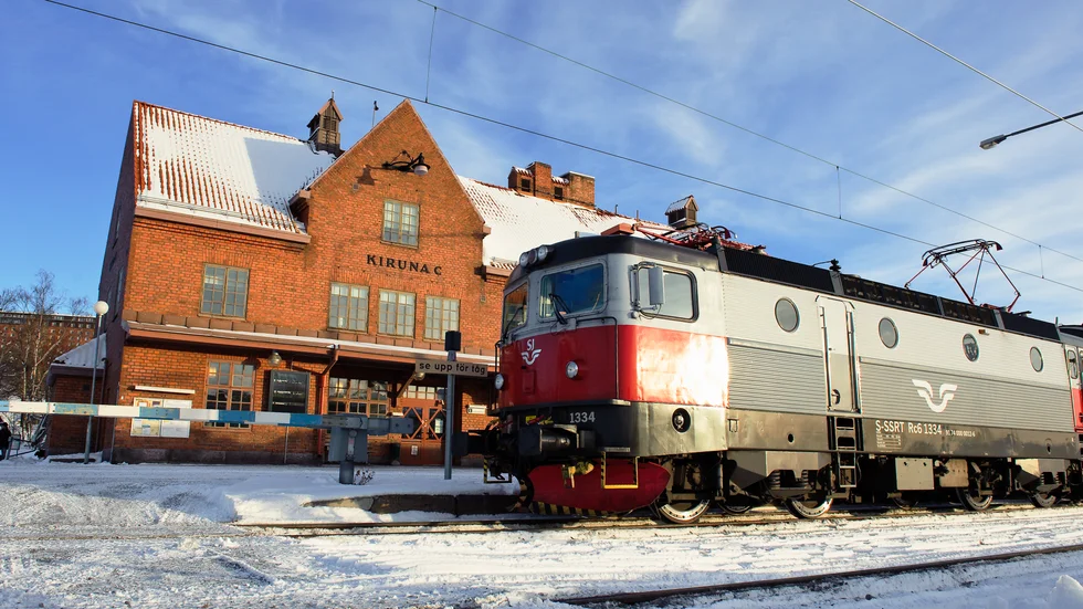 Nattåget från Stockholm till Narvik passerar bland annat den storslagna naturen nordväst om Kiruna.