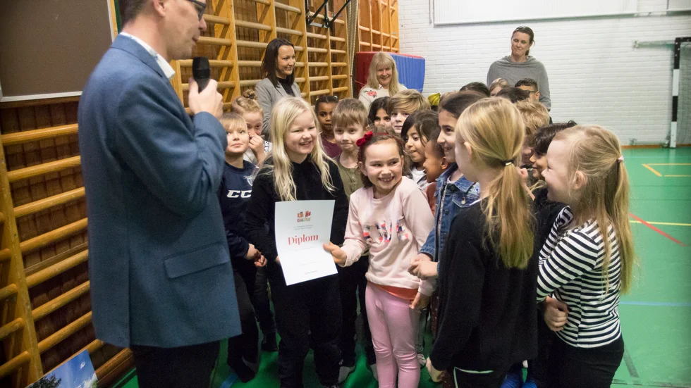 1B på Östra skolan var en av många klasser som på fredagen fick diplom av bildningsnämndens ordförande Johan Söderberg.