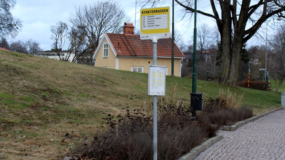 En liknande hållplats-stolpe får inte placeras vid Orremåla vägskäl. Enligt Trafikverkets regler så måste det finnas en plattform om vägen har en hastighet högre än 60 km/h, men det är inget som prioriteras. 