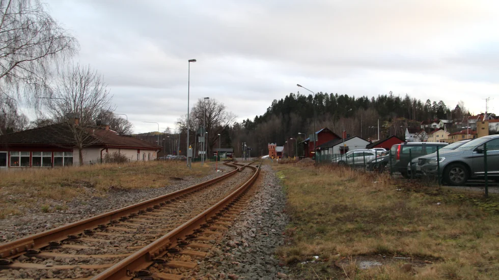 Trafikverkets säkerhetsavstånd gör det svårt för Ica och Kinda kommun att få rum med en livsmedelsbutik på stationsområdet i Kisa.