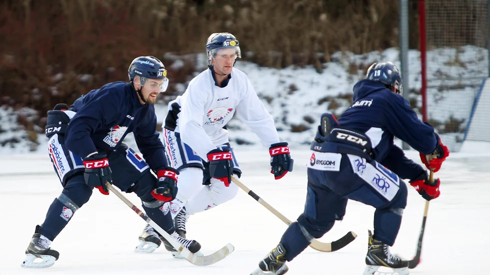Mikael Frycklund och Joe Whitney anfaller mot Sebastian Karlsson.